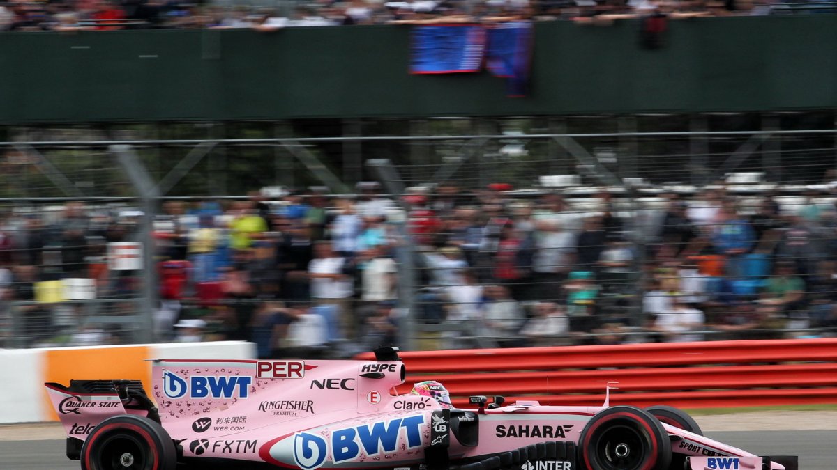 Sergio Pérez a Esteban Ocon v závodě v Silverstone