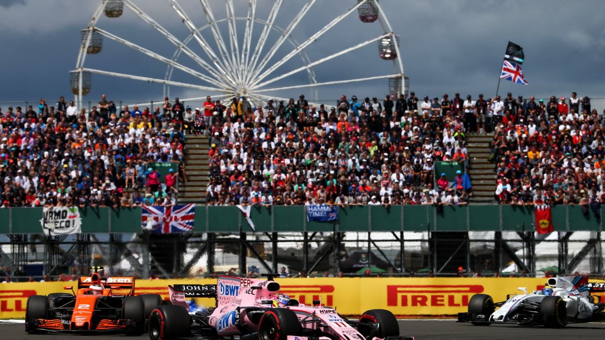 Sergio Pérez a Stoffel Vandoorne v závodě v Silverstone
