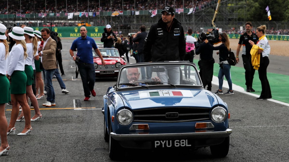 Sergio Pérez při prezentaci před závodem v Silverstone