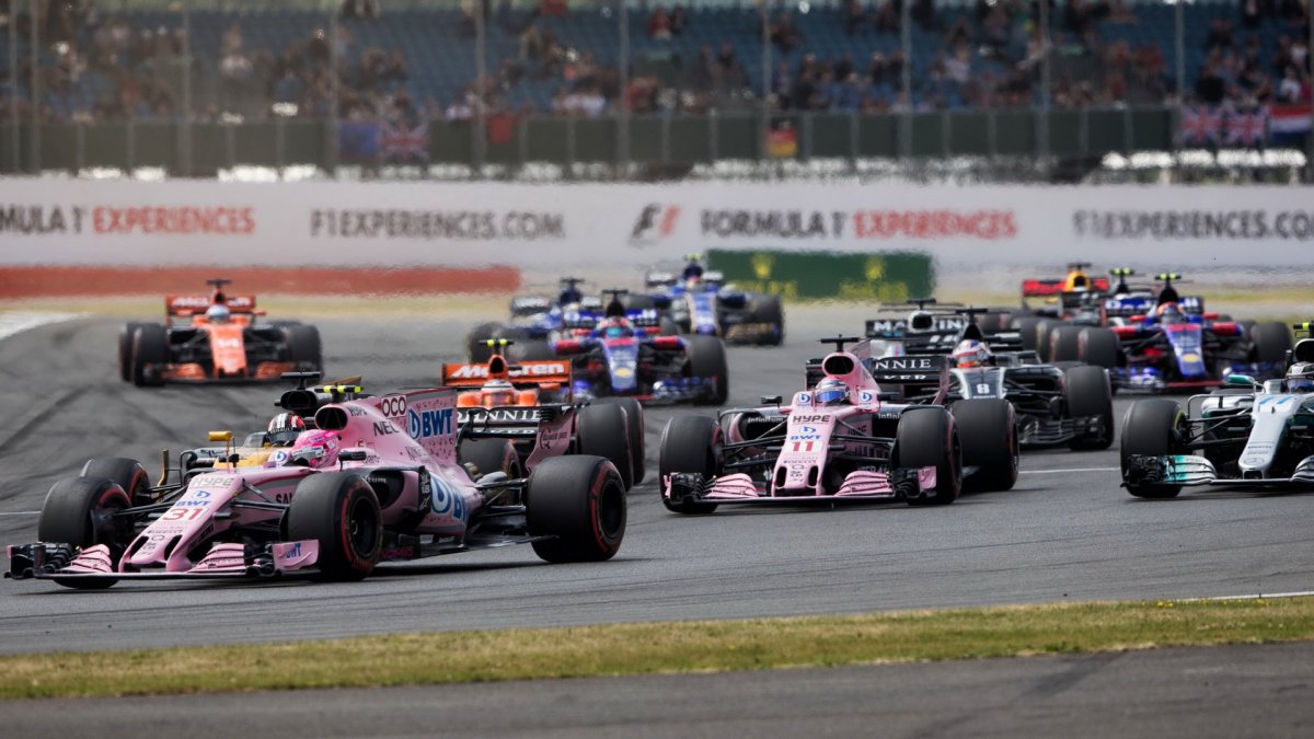 Sergio Pérez a Esteban Ocon v závodě v Silverstone
