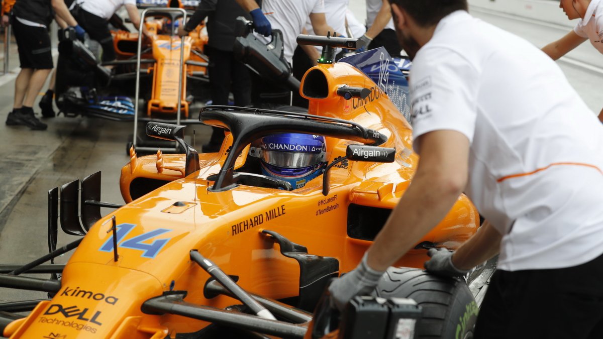 Fernando Alonso při pátečním deštivém tréninku na Monze