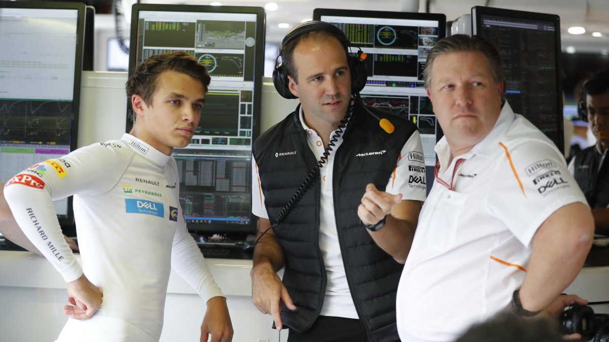 Lando Norris a Zak Brown při pátečním deštivém tréninku na Monze