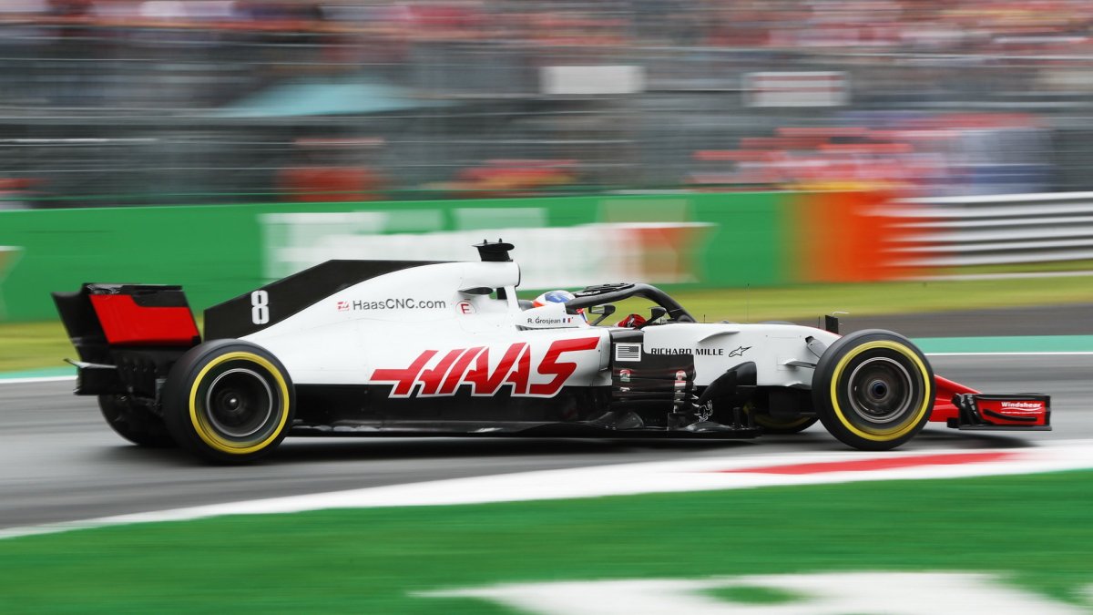 Romain Grosjean při pátečním tréninku na Monze