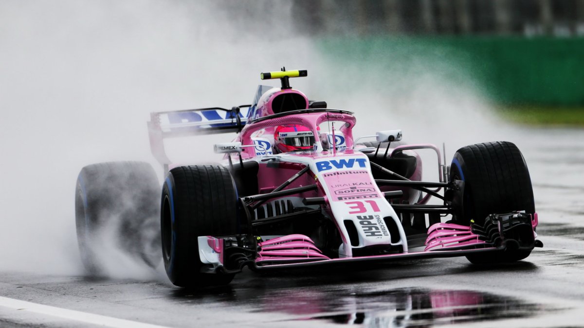 Esteban Ocon při pátečním deštivém tréninku na Monze