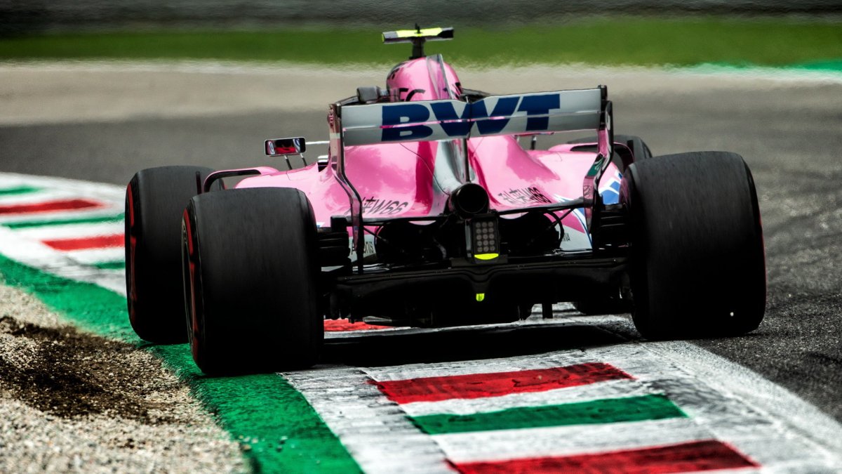 Esteban Ocon při pátečním tréninku na Monze