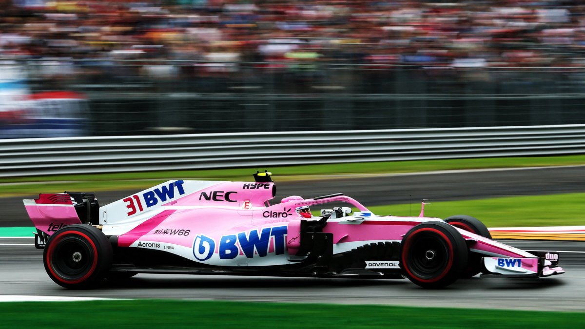 Esteban Ocon při pátečním tréninku na Monze