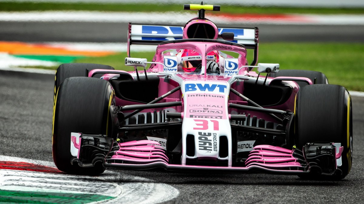 Esteban Ocon při pátečním tréninku na Monze