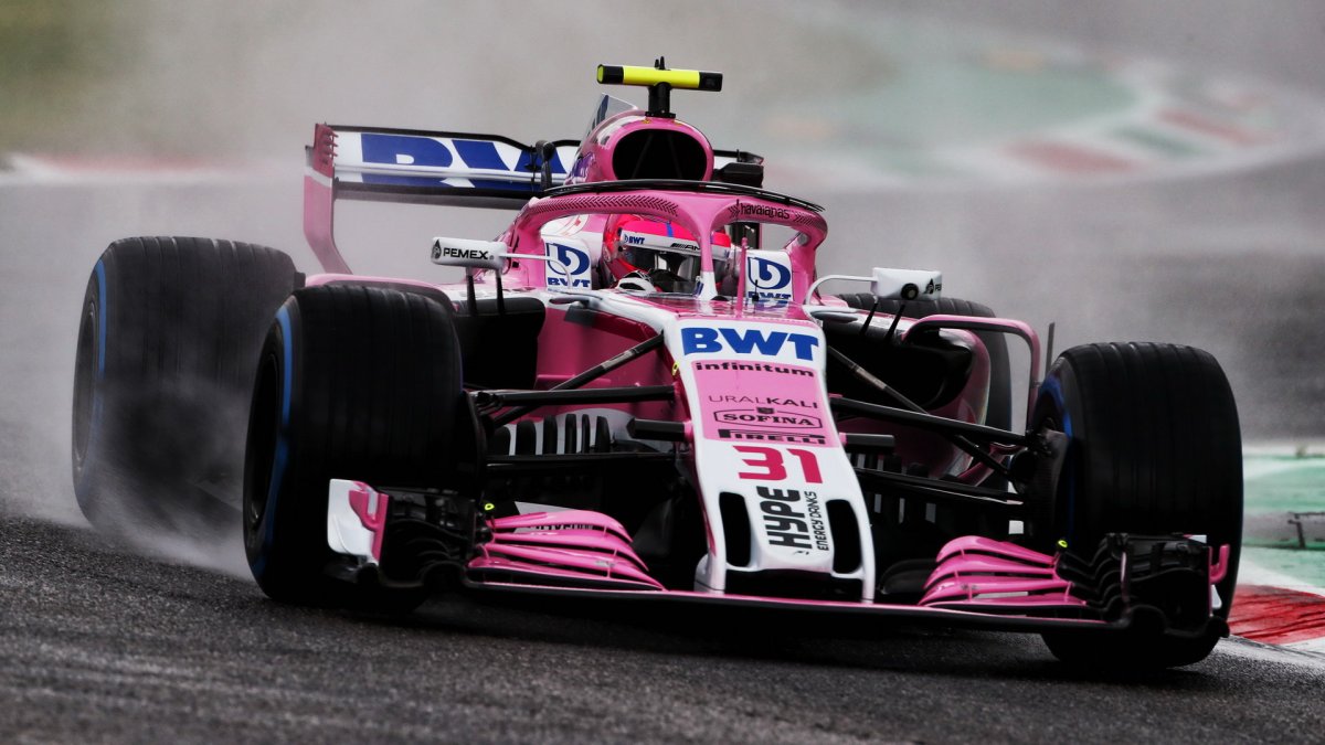 Esteban Ocon při pátečním deštivém tréninku na Monze