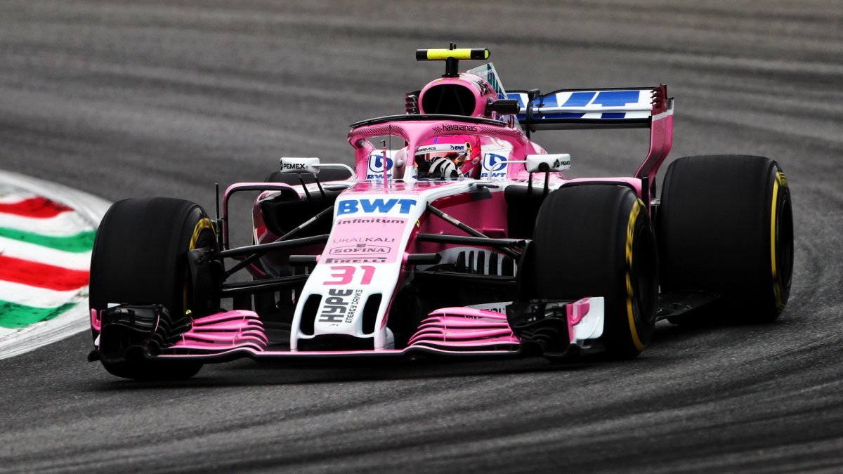 Esteban Ocon při pátečním tréninku na Monze