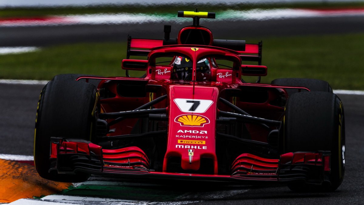 Kimi Räikkönen při pátečním tréninku na Monze