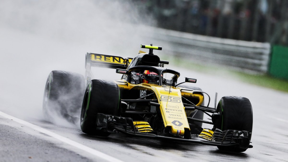 Carlos Sainz při pátečním deštivém tréninku na Monze