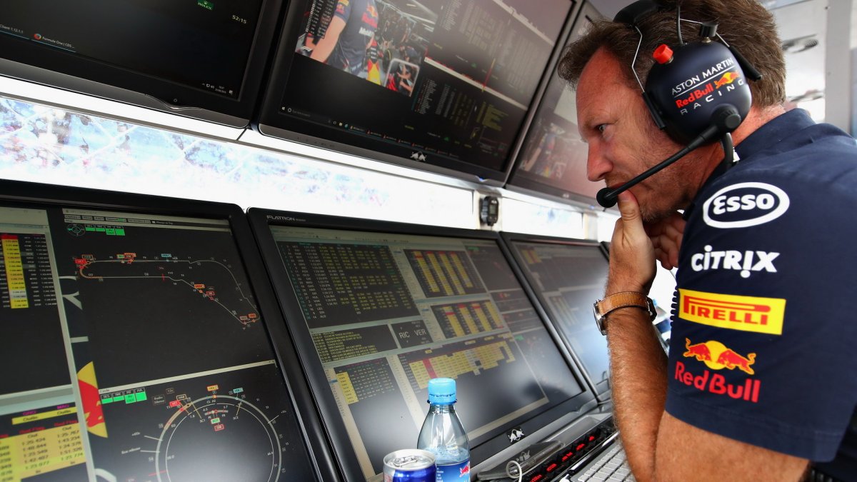 Christian Horner při pátečním deštivém tréninku na Monze