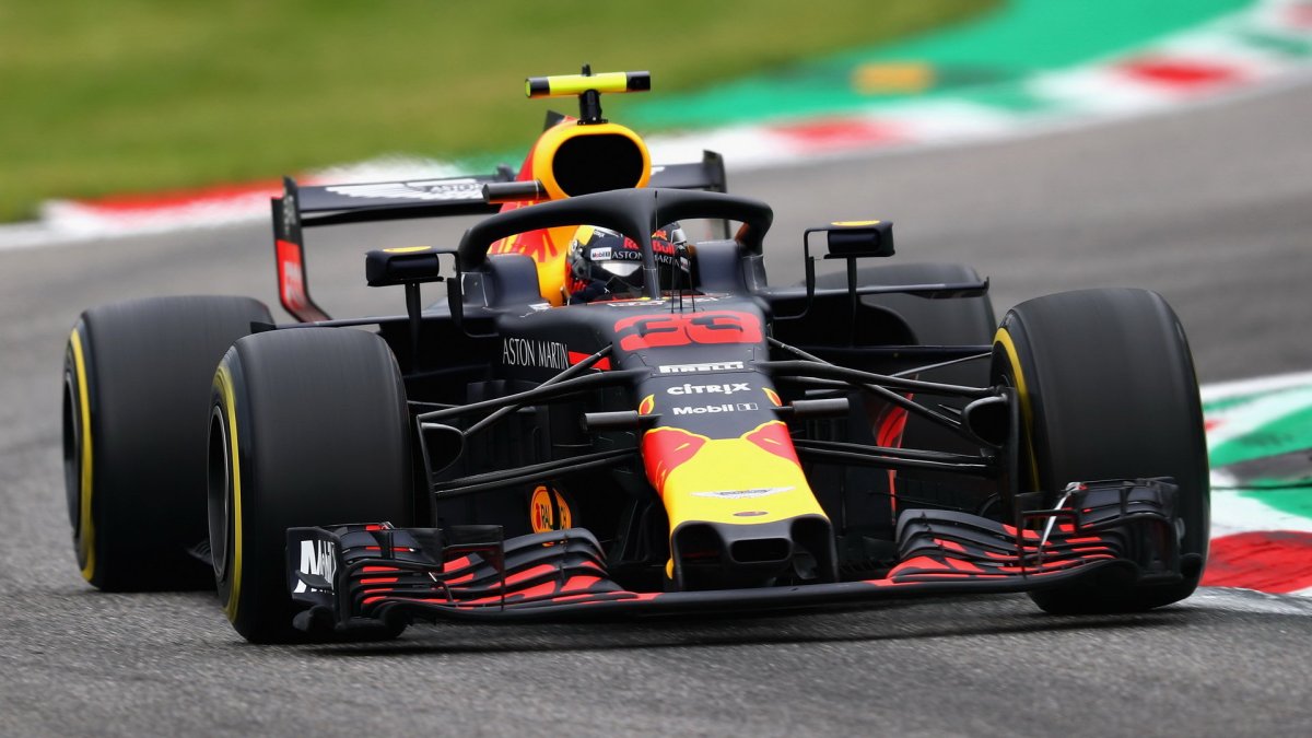 Max Verstappen při pátečním tréninku na Monze