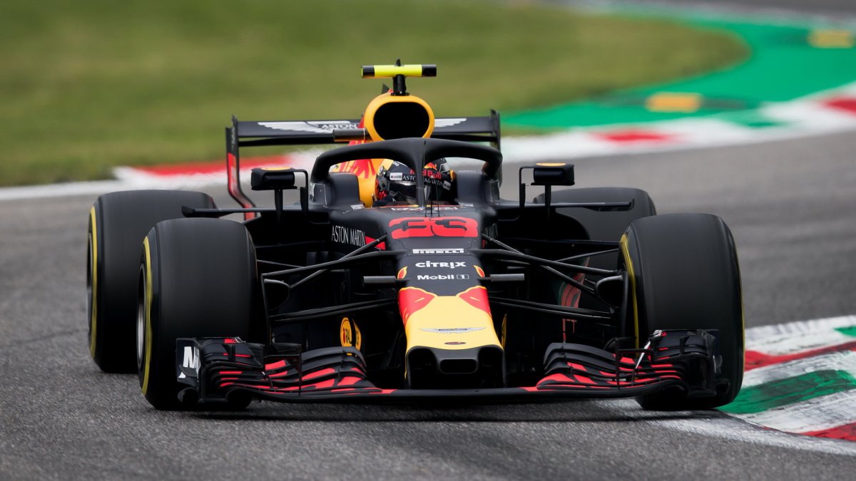 Max Verstappen při pátečním tréninku na Monze