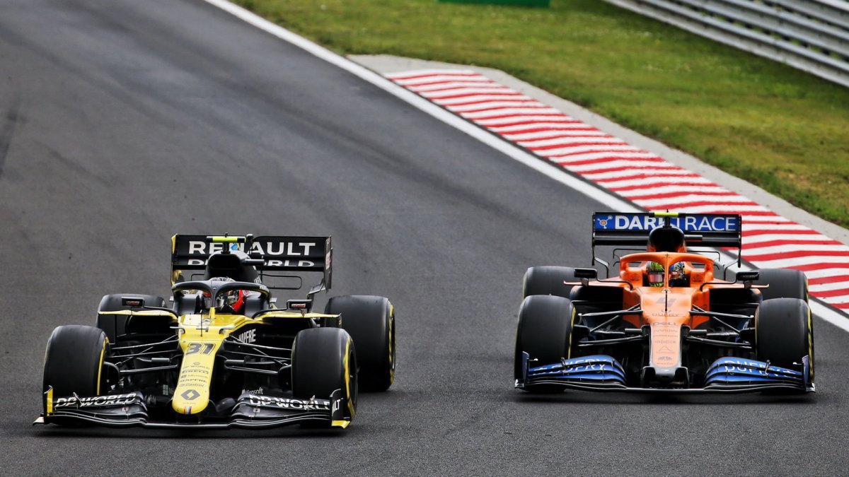 Esteban Ocon a Lando Norris v závodě v Maďarsku