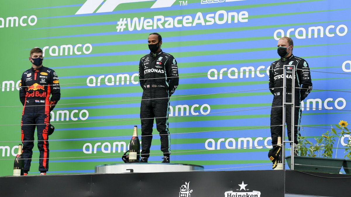 Nejlepší jezdci na pódiu po závodě v Maďarsku