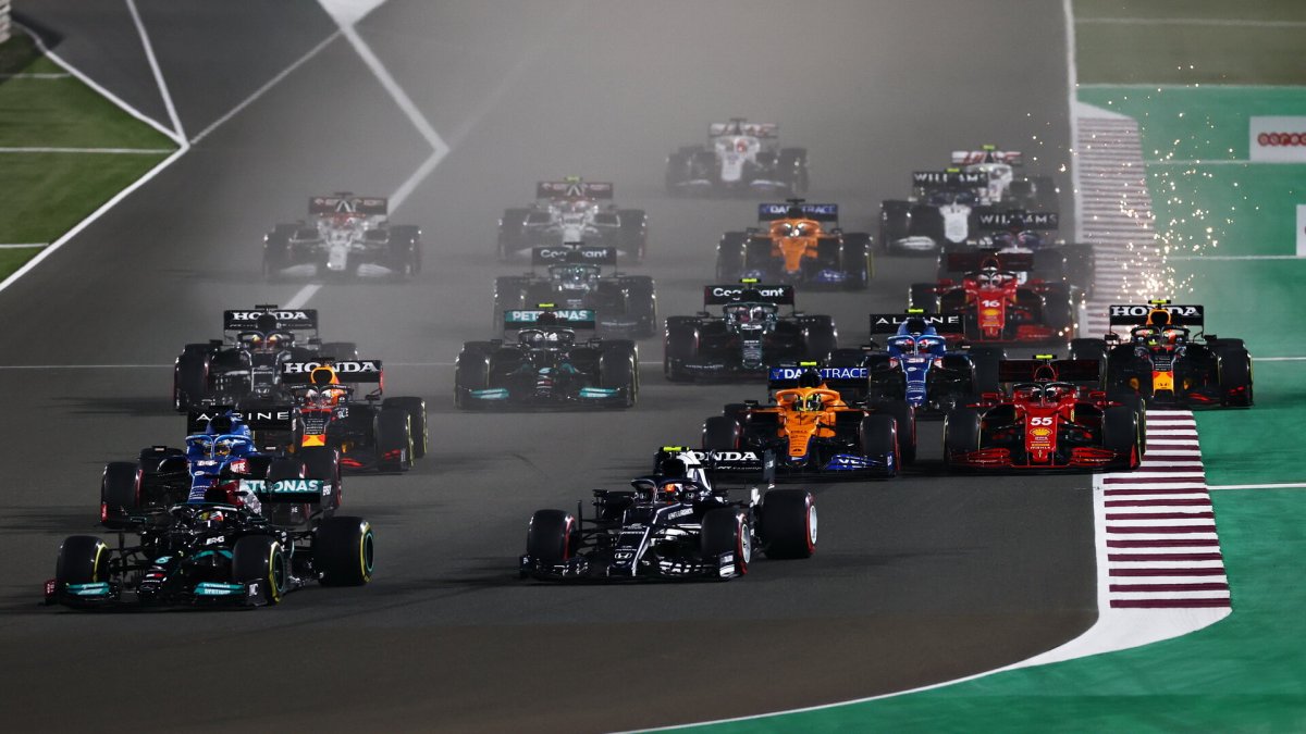 Lewis Hamilton a Pierre Gasly při startu závodu v Kataru
