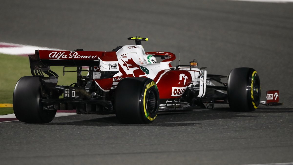 Antonio Giovinazzi v závodě v Kataru