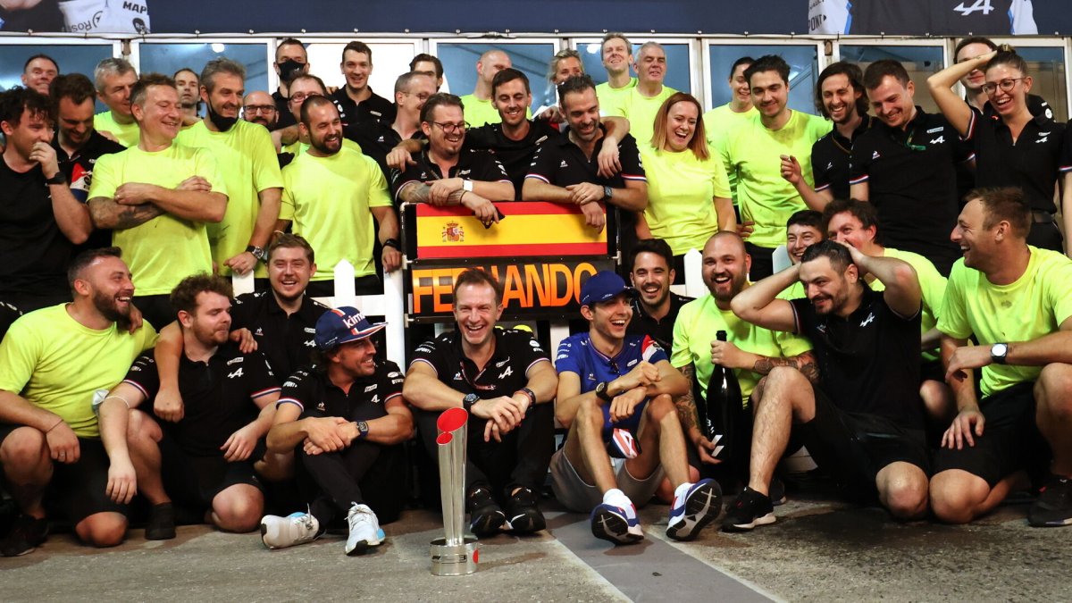 Tým Alpine se raduje z pódiového umístění Fernanda Alonsa po závodě v Kataru