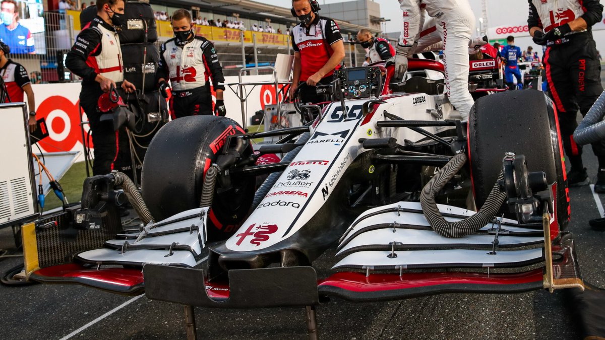 Vůz Antonia Giovinazziho před startem závodu v Kataru