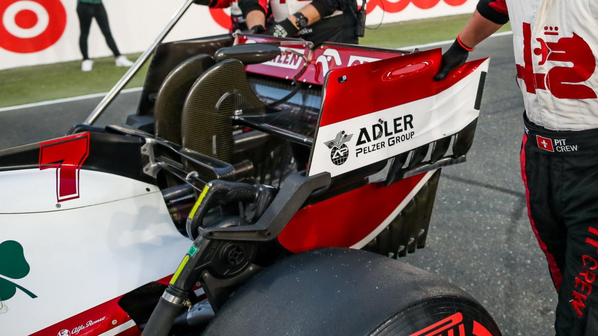 Vůz Kimiho Räikkönena před startem závodu v Kataru