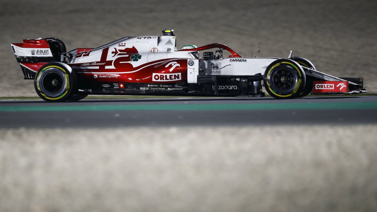 Antonio Giovinazzi v závodě v Kataru