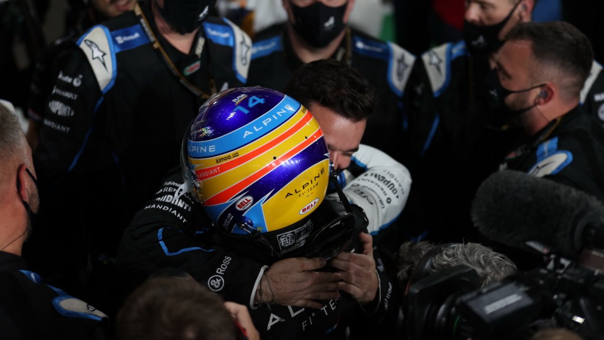 Fernando Alonso se raduje z úspěšného závodu v Kataru