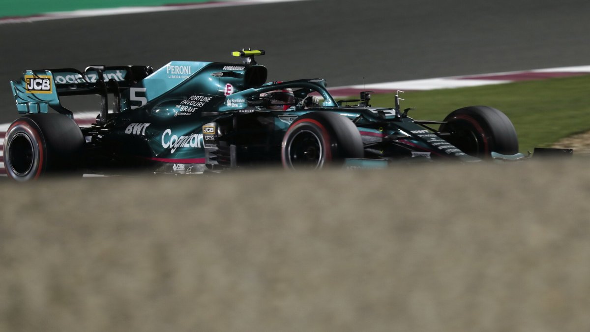 Sebastian Vettel v závodě v Kataru