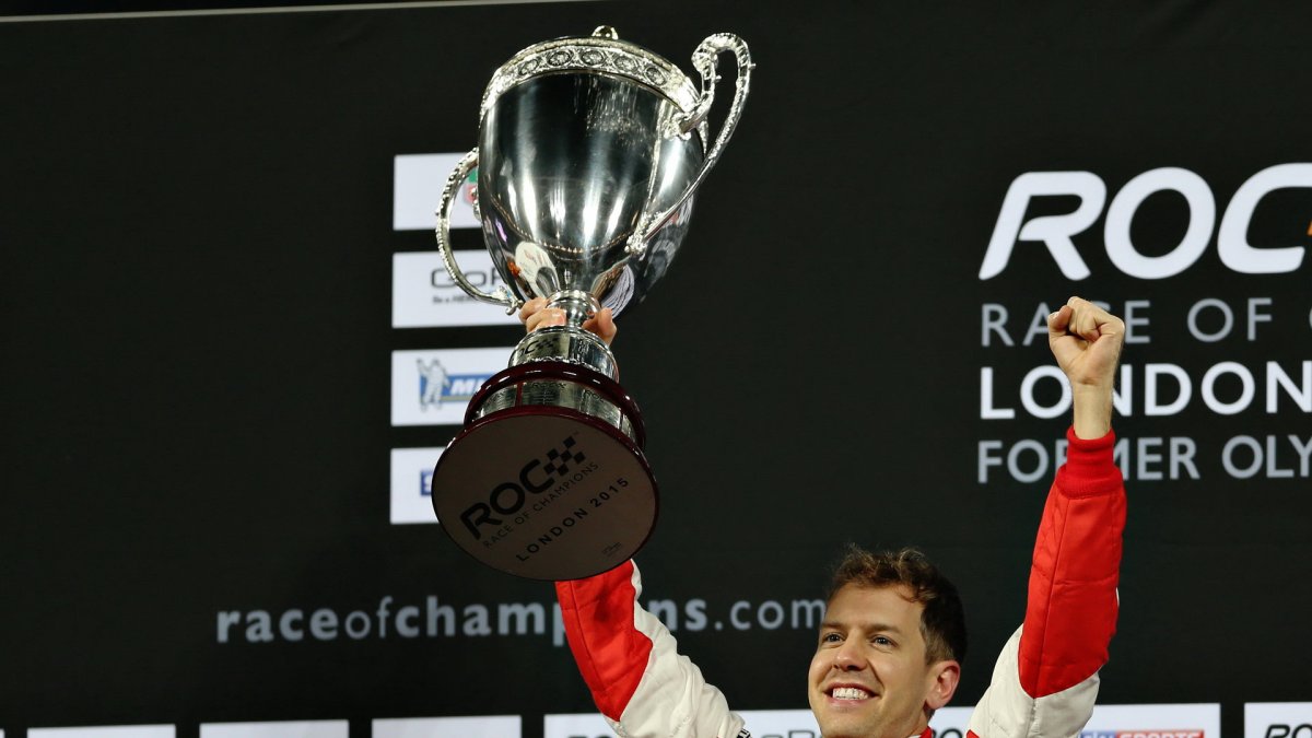 Sebastian Vettel se svou trofejí na Race of champions