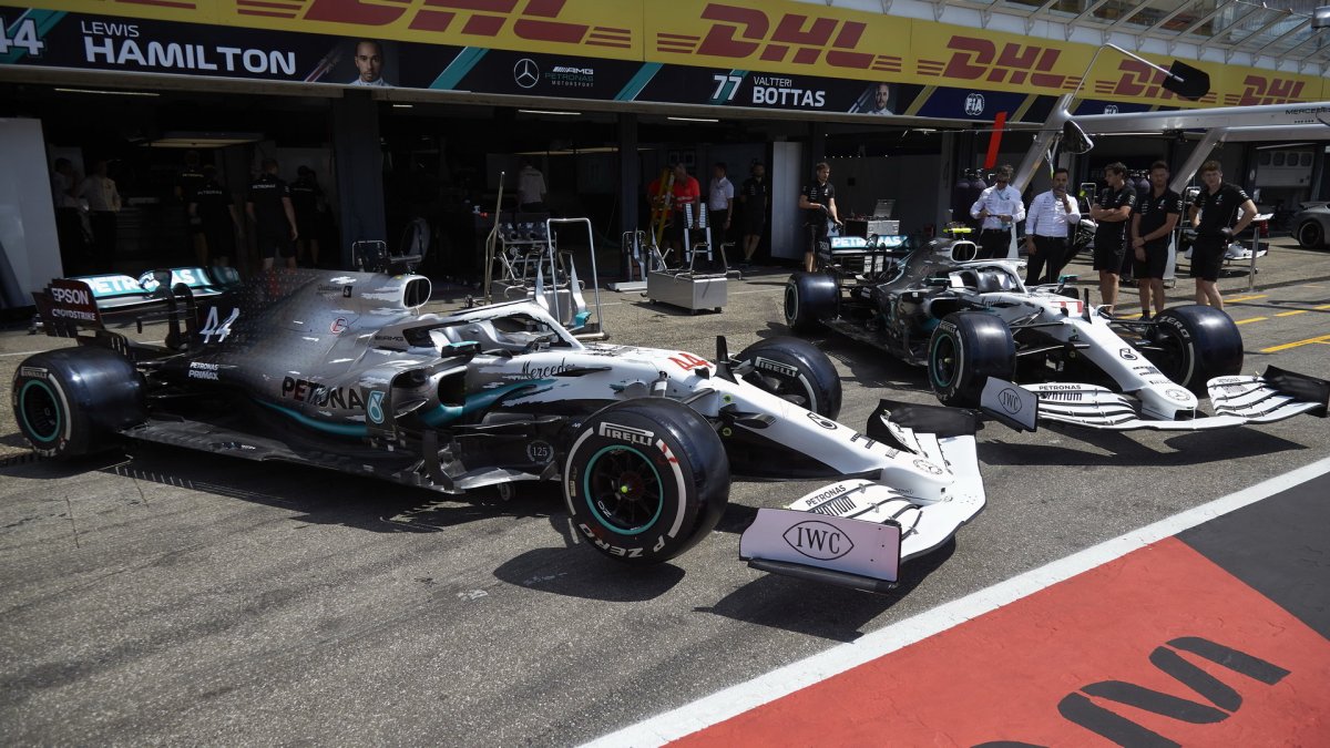 Speciální slavnostní zbarvení Mercedesu F1 W10 EQ Power+ pro závodní víkend v Německu