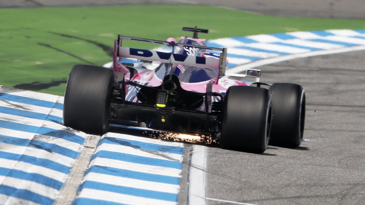 Sergio Pérez s použitím DRS jiskřil v tréninku v Německu
