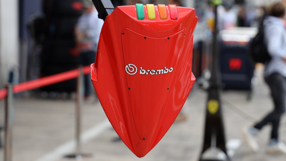 Semafor Ferrari v boxové uličce