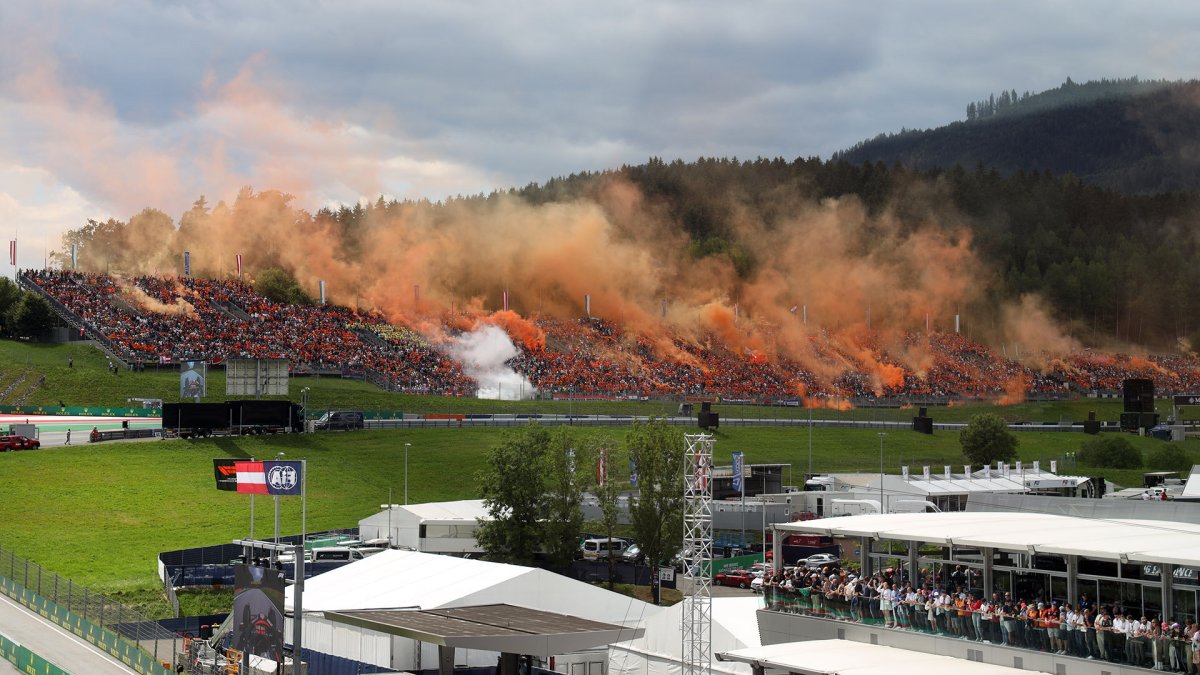 Početní fanoušci Maxe Verstappena na tribunách