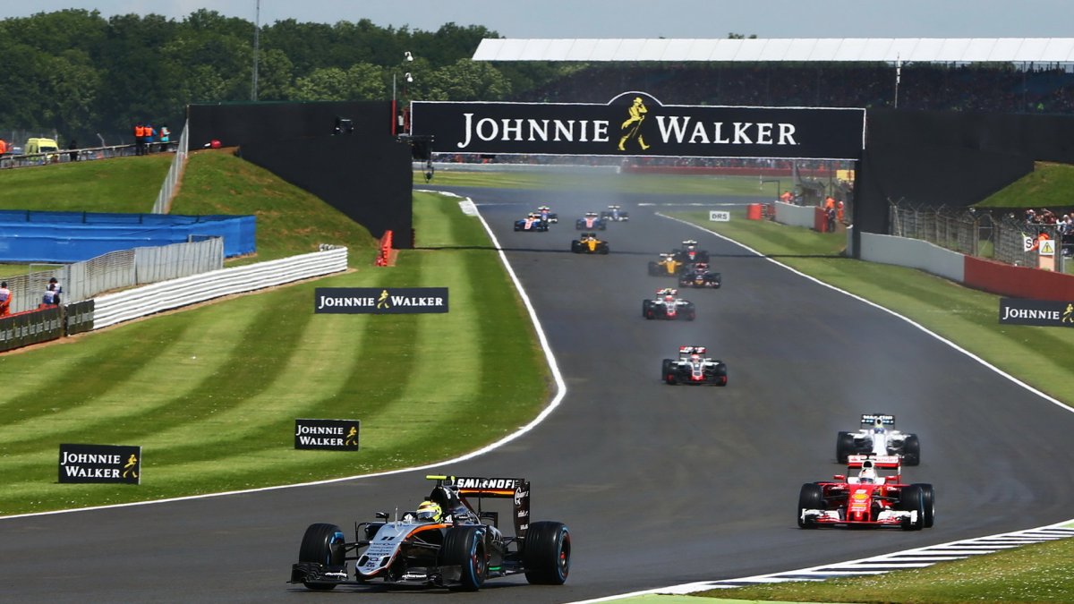 Sergio Pérez v závodě v Silverstone
