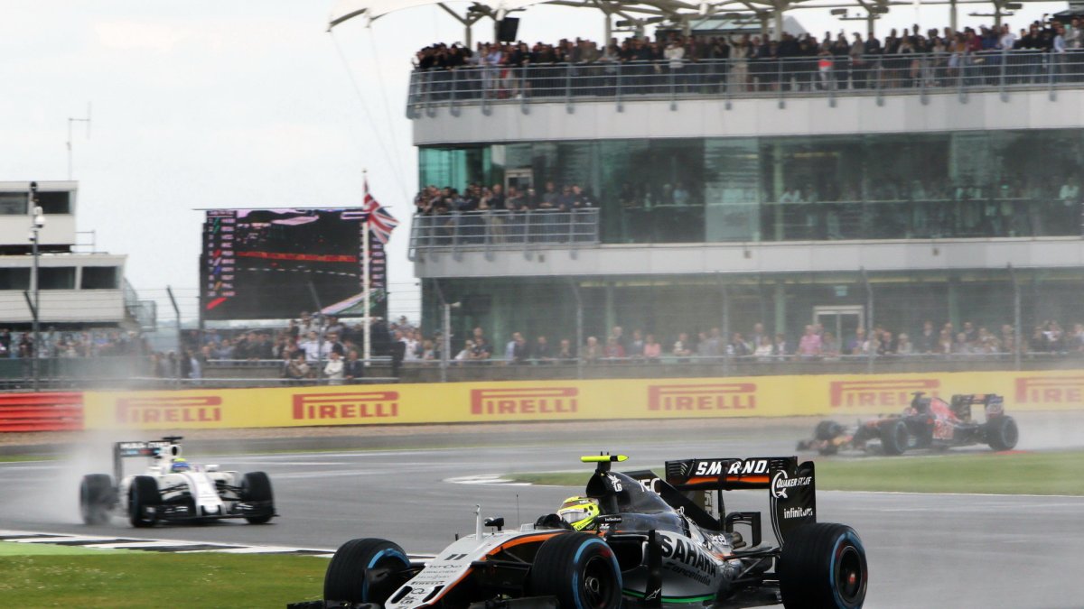 Sergio Pérez v závodě v Silverstone