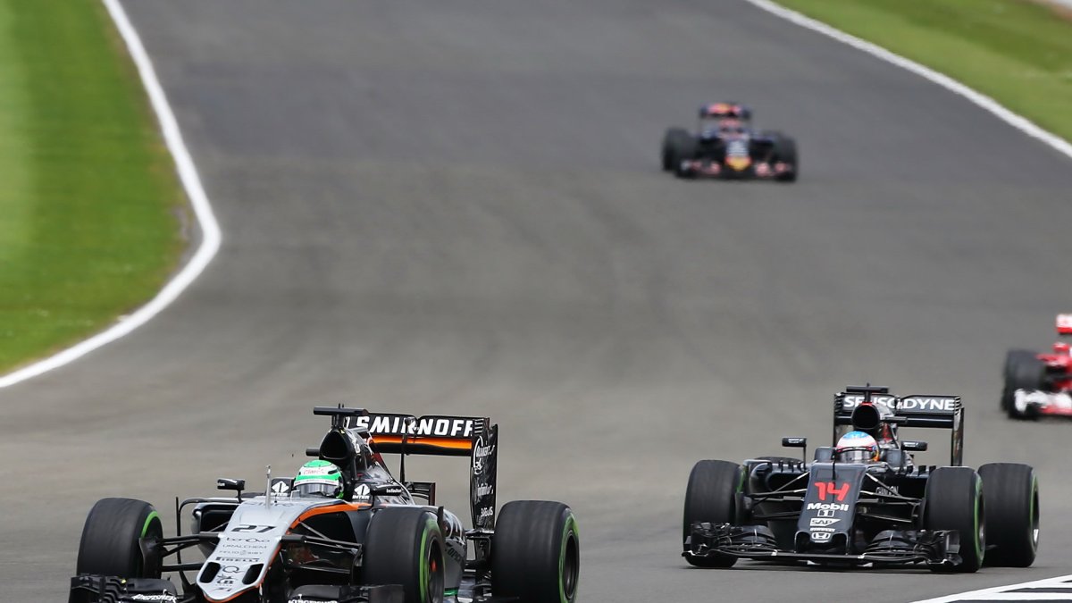 Nico Hülkenberg a Fernando Alonso v závodě v Silverstone