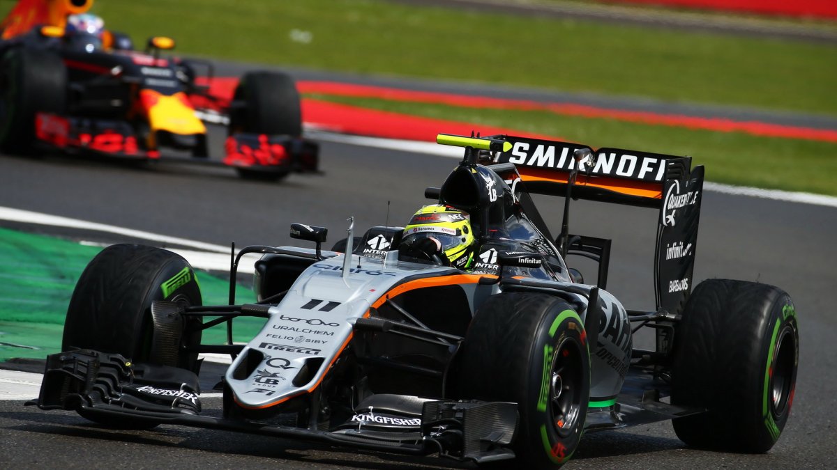 Sergio Pérez v závodě v Silverstone