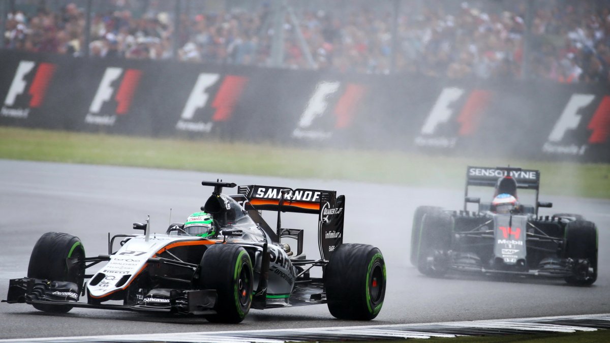 Nico Hülkenberg a Fernando Alonso v závodě v Silverstone
