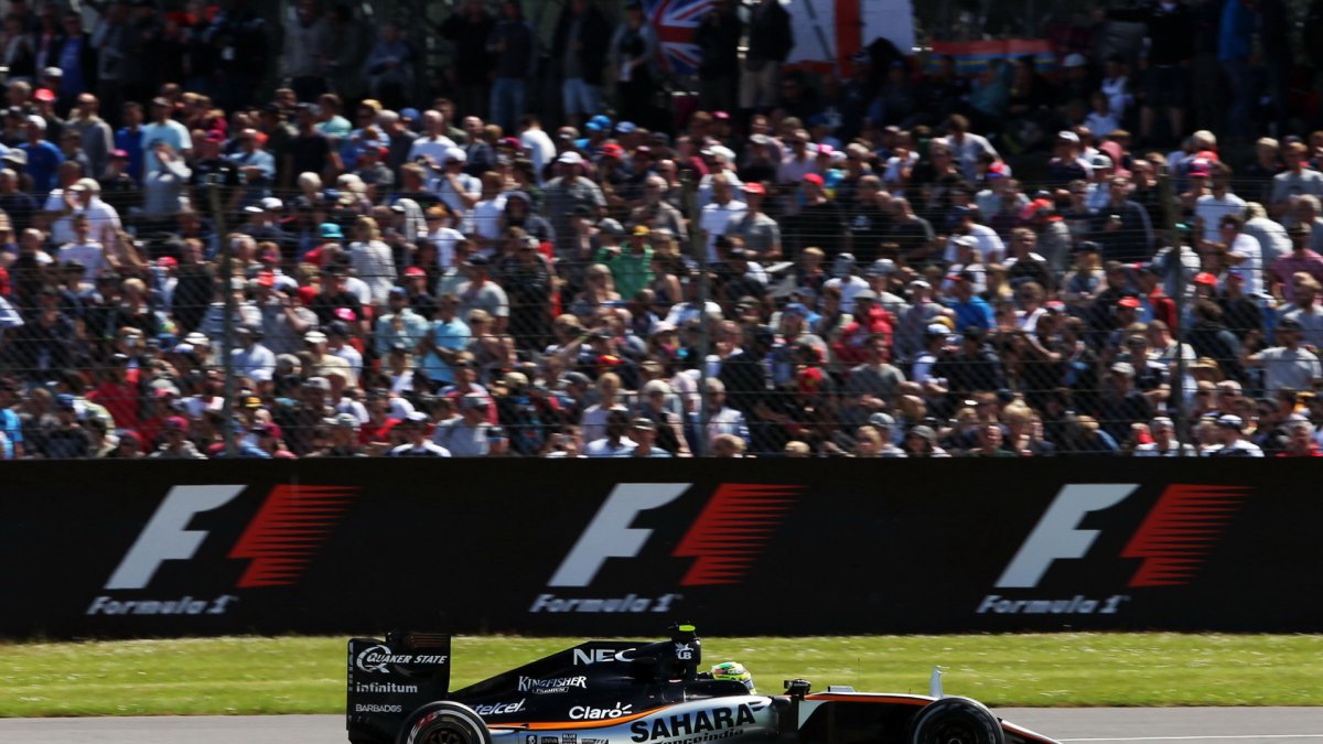 Sergio Pérez v závodě v Silverstone