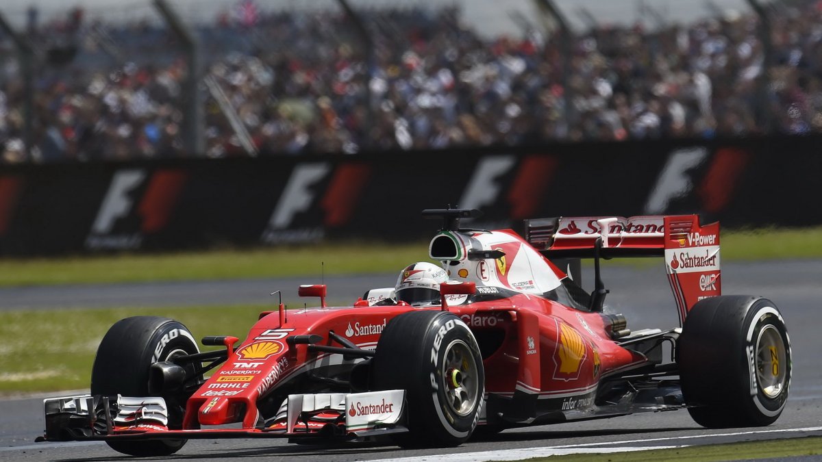 Sebastian Vettel v závodě v Silverstone