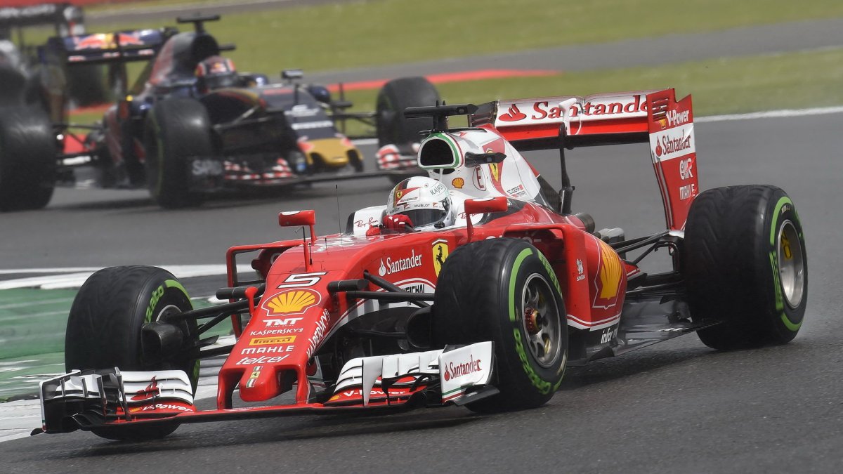 Sebastian Vettel v závodě v Silverstone