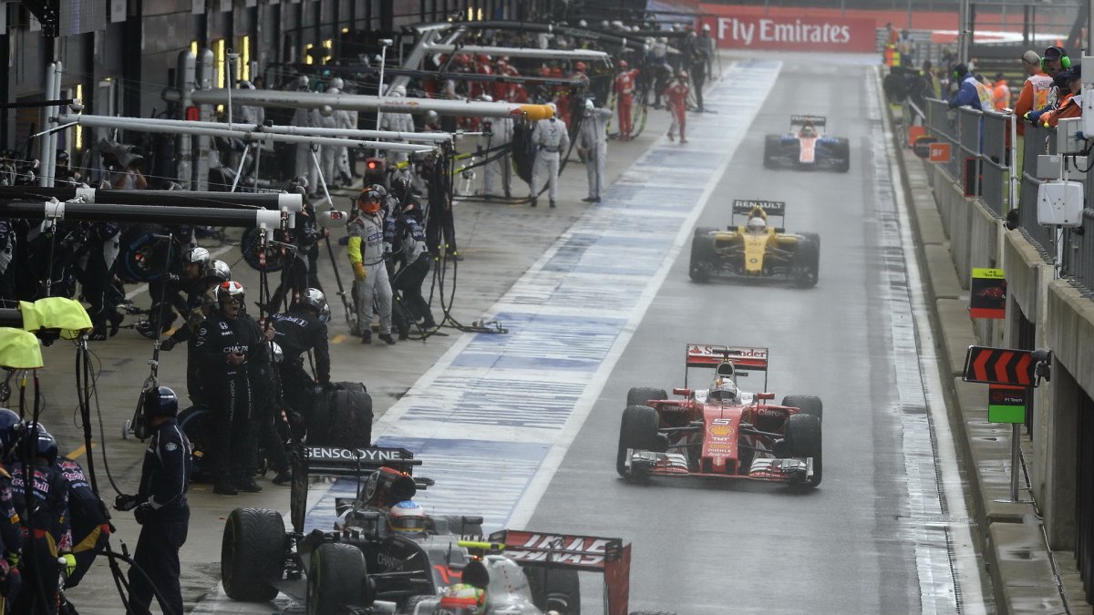 Sebastian Vettel v závodě v Silverstone