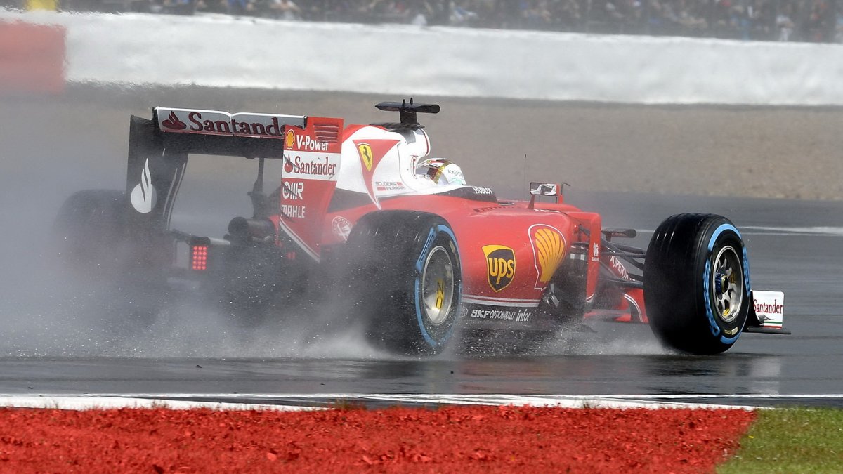 Sebastian Vettel za deště v závodě v Silverstone