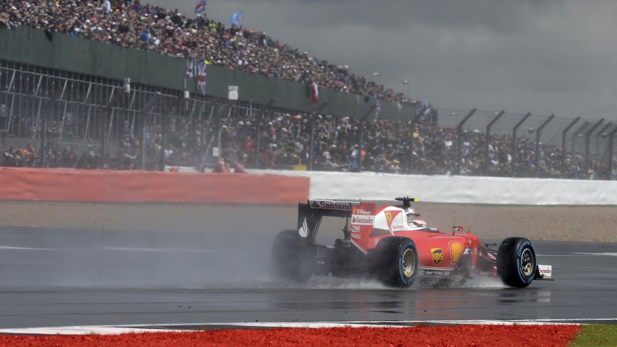 Kimi Räikkönen za deště v závodě v Silverstone