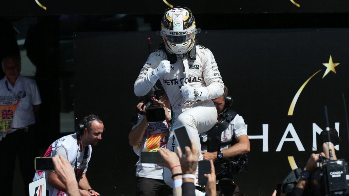 Lewis Hamilton se raduje z vítězství v Silverstone
