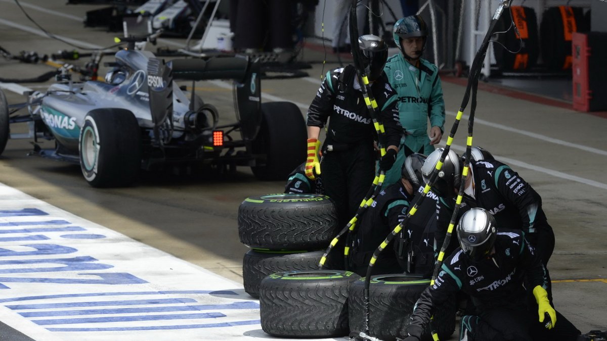 Tým mechaniků Mercedes v závodě v Silverstone