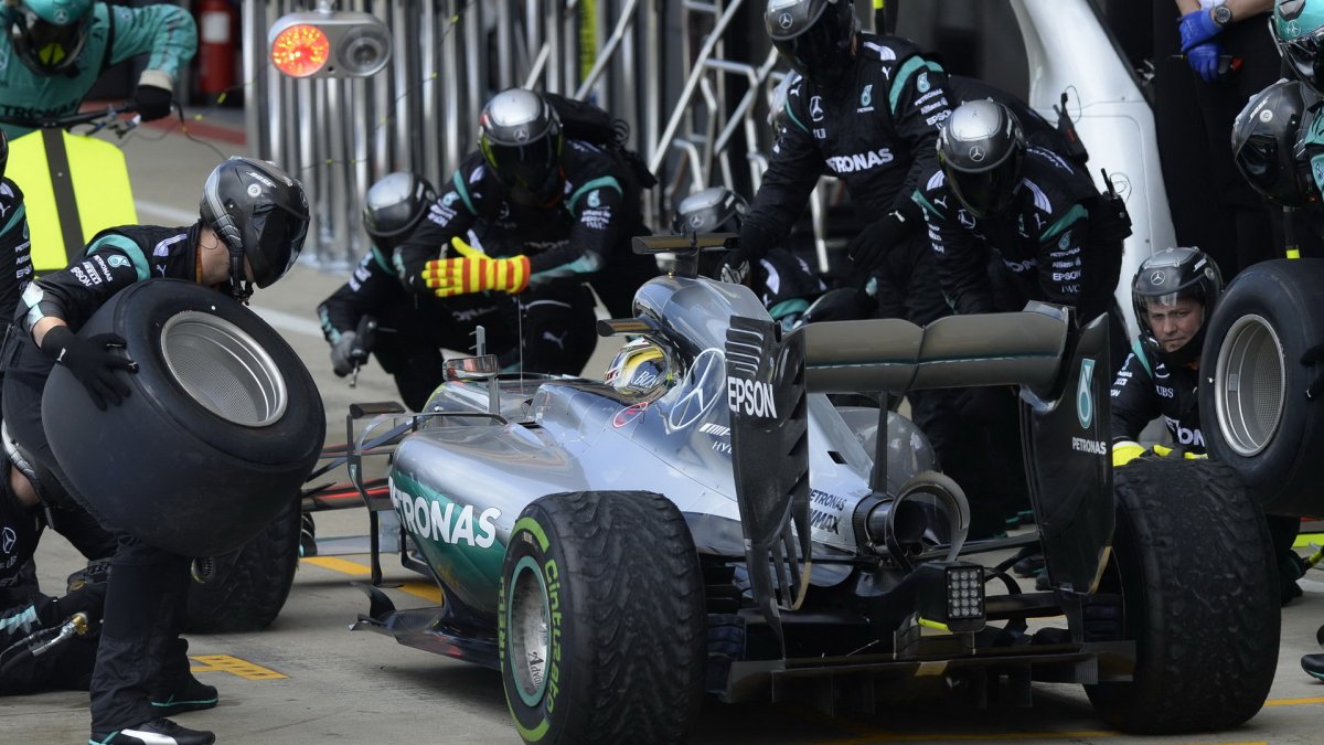 Lewis Hamilton v závodě v Silverstone