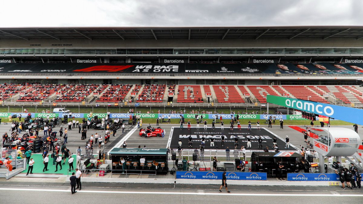 Slavností zahájení před závodem v Barceloně