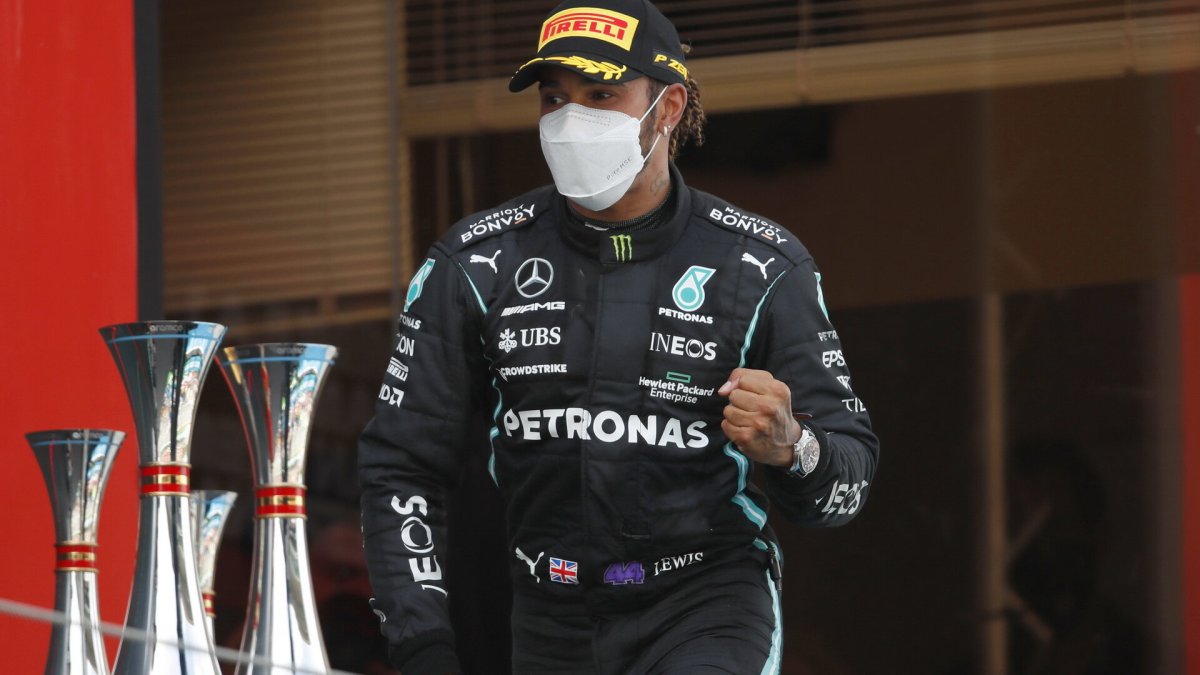 Lewis Hamilton na pódiu - závod v Barceloně