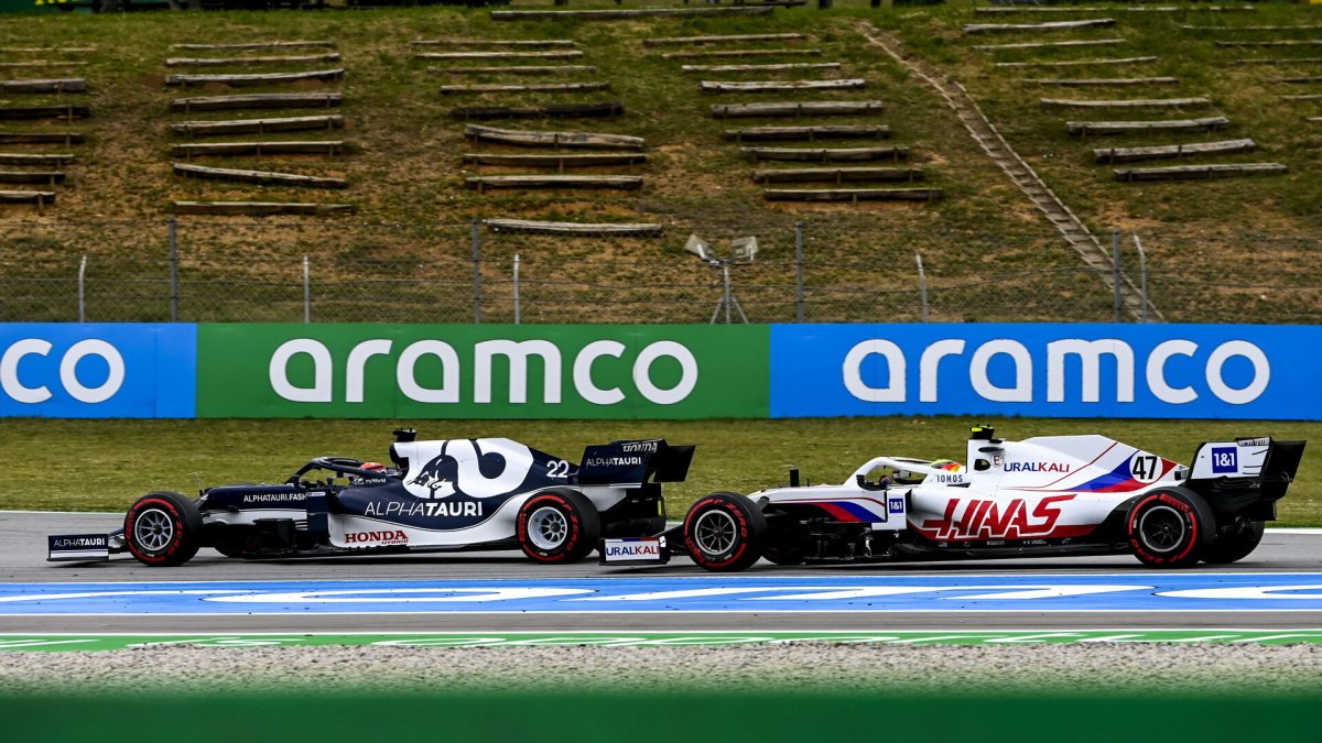 Juki Cunoda a Mick Schumacher - závod v Barceloně